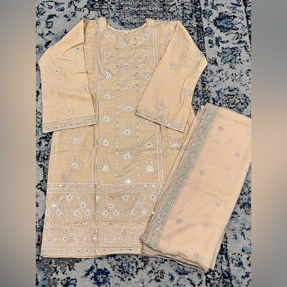 Pakistani Mirror Work Suit Comes With Dupatta and Trouser - Picture 3 of 3